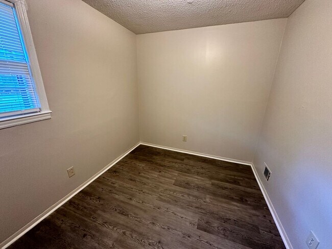 Building Photo - 4036 Tavineer Dr