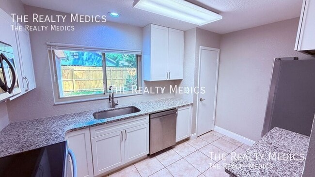 Building Photo - 3640 S St Lucie Dr