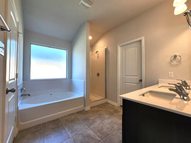 Building Photo - "Bright and Beautiful 3-Bedroom 2-Bath Hom...