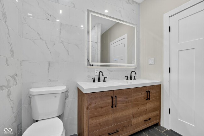 Building Photo - 320 W 39th St