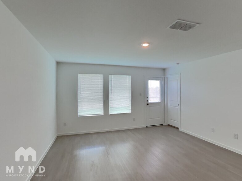 Building Photo - 213 Poplar Pl