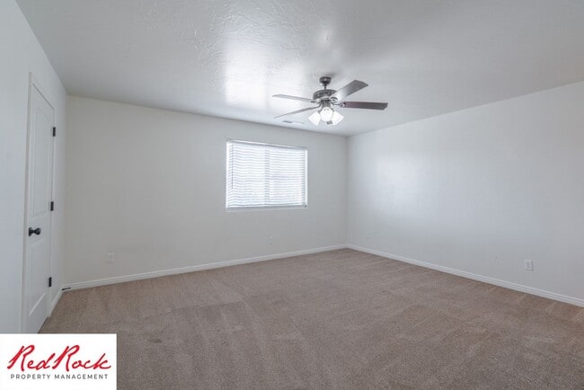 Building Photo - End Unit, DOG-FRIENDLY 3 Bedroom Townhome ...