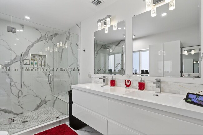 Building Photo - 600 NE 4th St