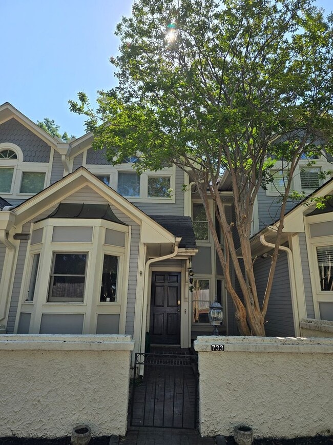 Building Photo - 733 Victorian Pl