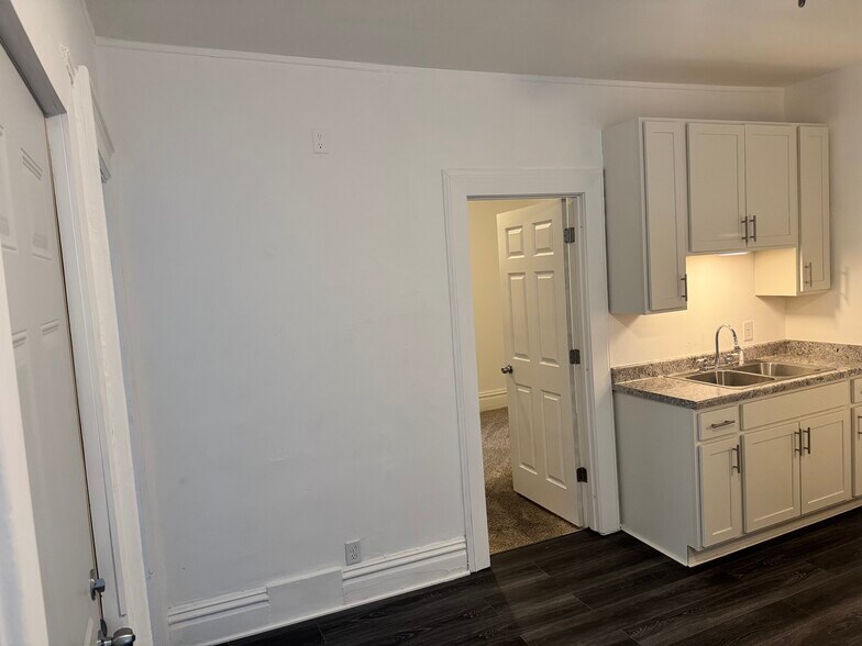 Building Photo - 811 47th St