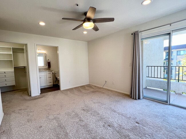 Building Photo - Upgraded 2 Bedroom 2 Bath Condo with Lots ...