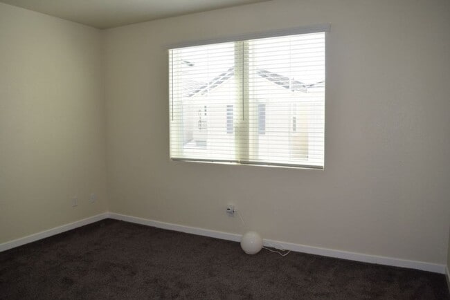 Building Photo - 3280 Chickadee Ct