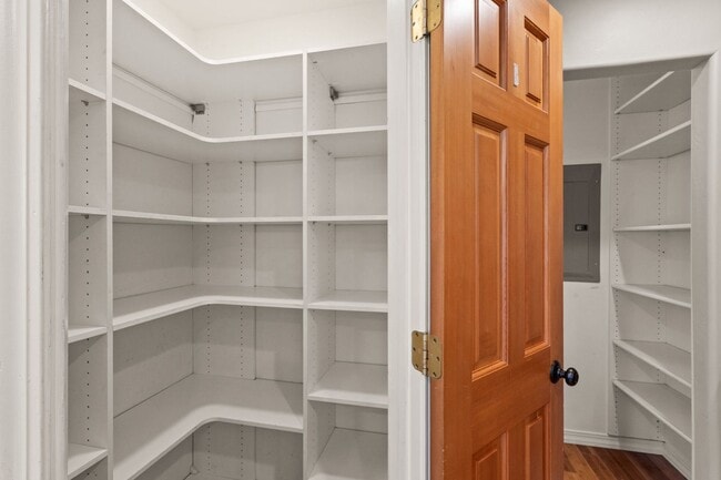 Building Photo - Spacious 3-Bedroom Home in Sought-After Valley West