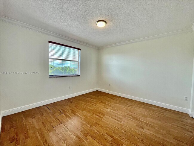 Building Photo - 2441 SW 31st Ave