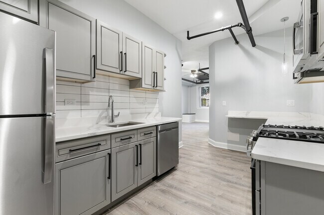 Building Photo - 7618 N Eastlake Terrace