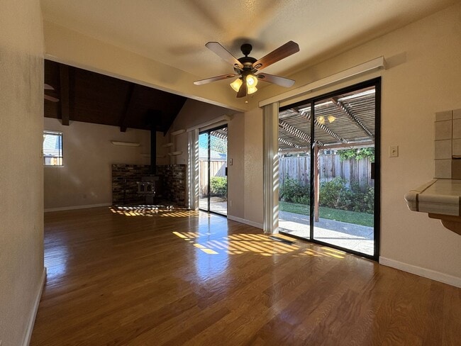 Building Photo - Spacious 3BD/2BA Redwood City Home | Two L...
