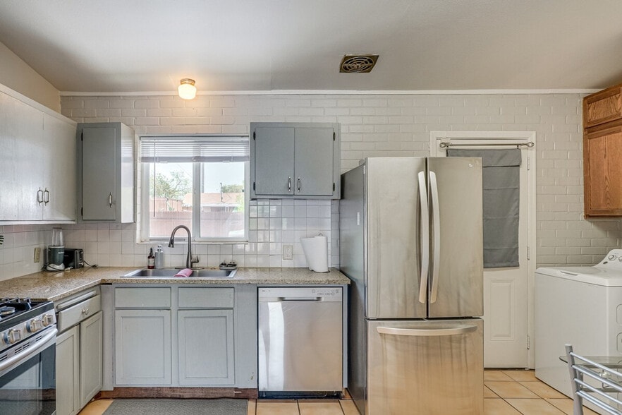 Building Photo - 858 E Alturas St