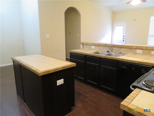 Building Photo - 554 Creekside Cir