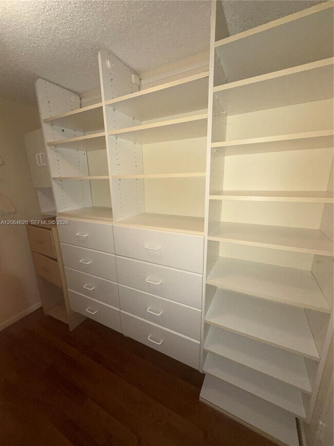Building Photo - 540 Brickell Key Dr