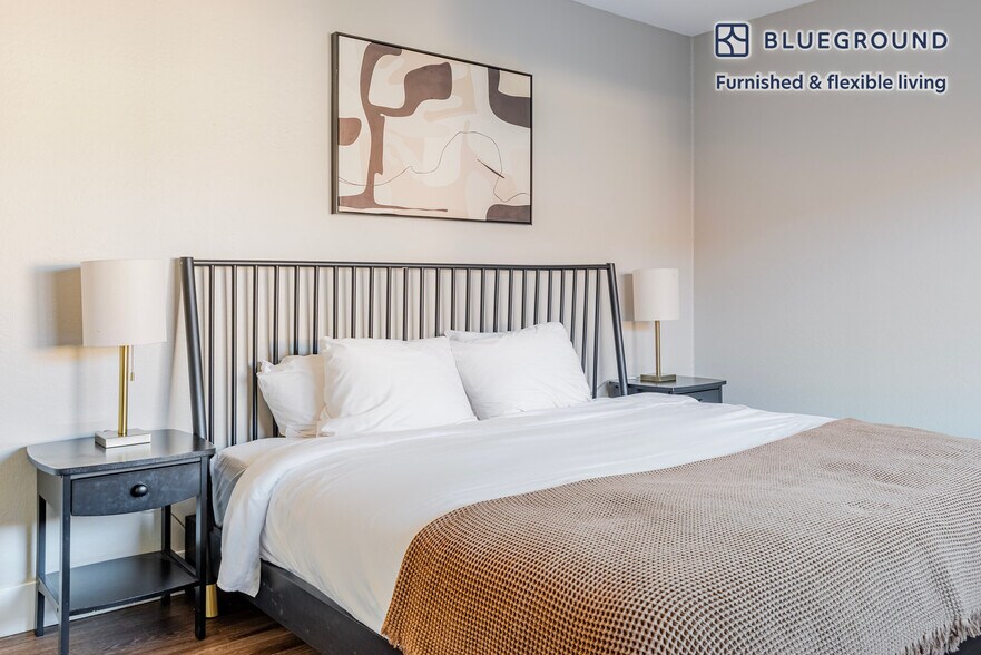 Building Photo - 900 E Hillsdale Blvd