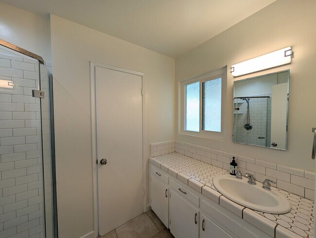 Building Photo - Single Story 3 Bedroom Home in Vista!