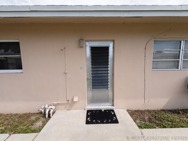 Building Photo - 1240 SE 3rd Ct
