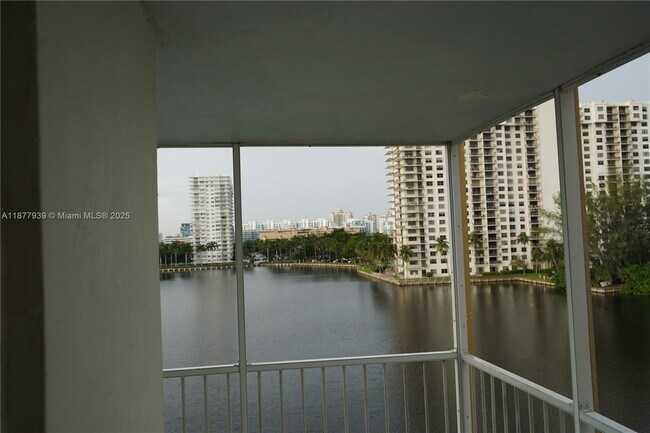 Building Photo - 2999 Point E Dr