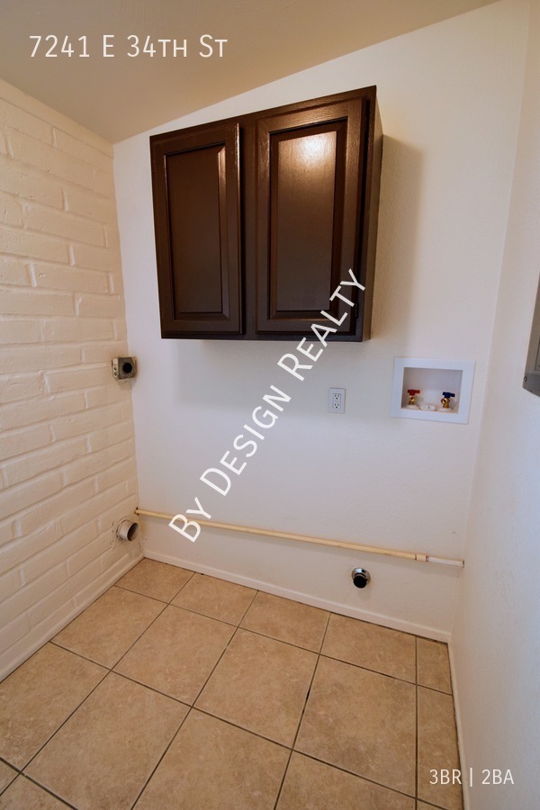 Building Photo - Beautifully Remodeled East Side 3 Bed 2 Ba...