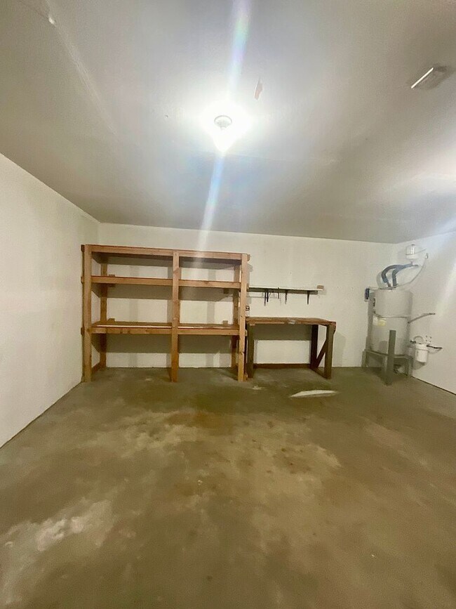 Building Photo - Spacious 3 Bedroom, 2 Bathroom Home!