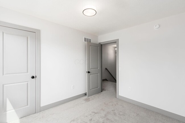 Building Photo - 858 E Starr Ave