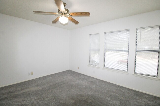 Building Photo - 14018 N Hills Village Dr