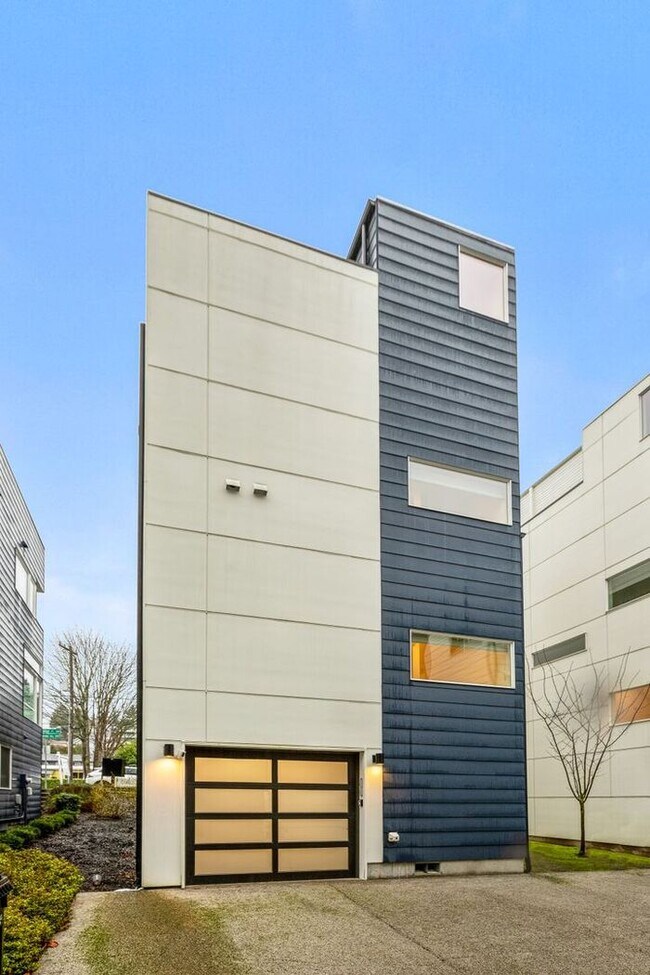 Building Photo - Fresh, Air-Conditioned Standalone Townhome in Coveted Lincoln Park