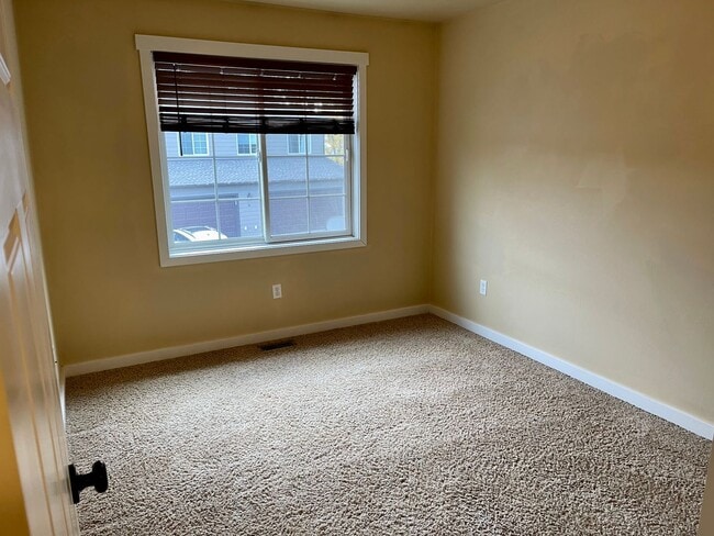 Building Photo - Lovely 3 Bed 2.5 home with 2 car garage