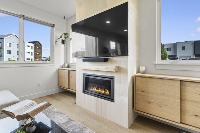 Building Photo - Modern Luxury in this end unit Blondie Condo