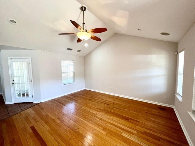 Building Photo - Screened in Porch and 2 Car Garage!