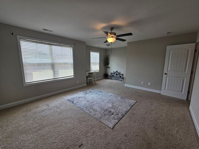Building Photo - New Listing