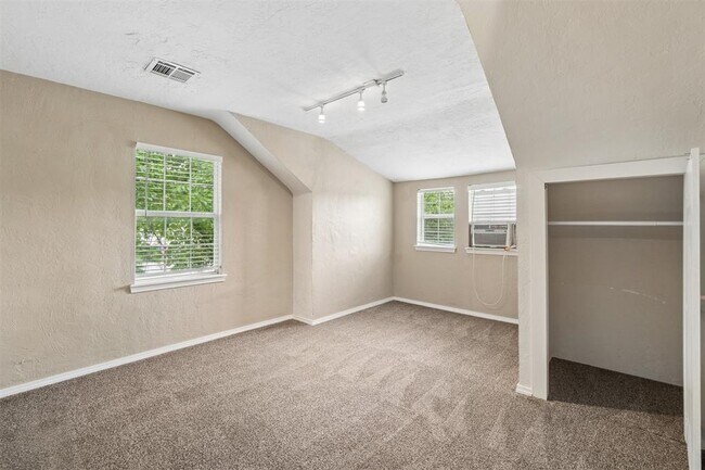 Building Photo - 2109 NW 31st St