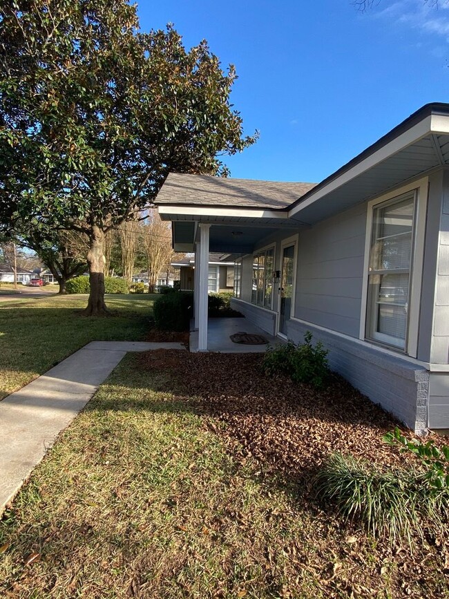 Building Photo - Recently renovated 3 bedroom home for leas...