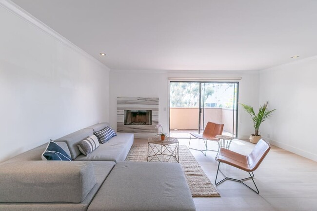 Living Area - 8880 Villa La Jolla Dr