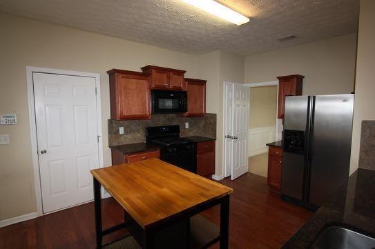 Building Photo - 303 Azalea Loop