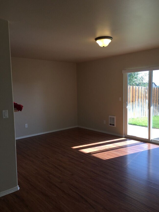 Building Photo - 3 Bedroom Duplex in SW Redmond