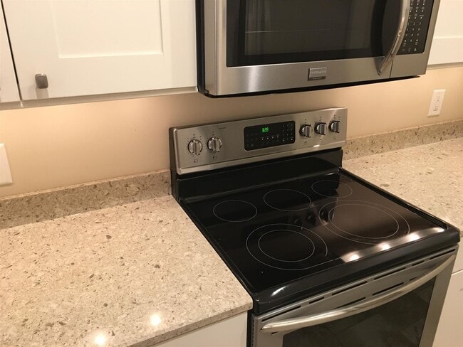 Building Photo - Awesome 2BE/2BA condo located in the heart of Sylvan Park community!