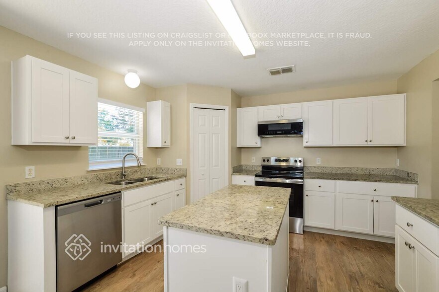 Building Photo - 1370 San Carlos Ave