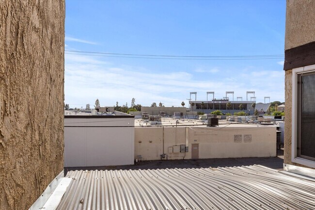 Building Photo - Spacious Condo Near Bakersfield College – Prime Location!