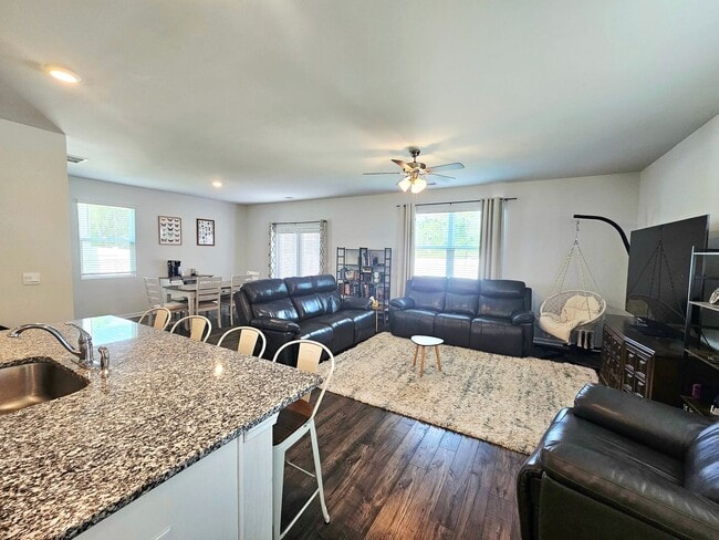 Building Photo - Beautiful Home 4 Bedroom 2.5 Bath