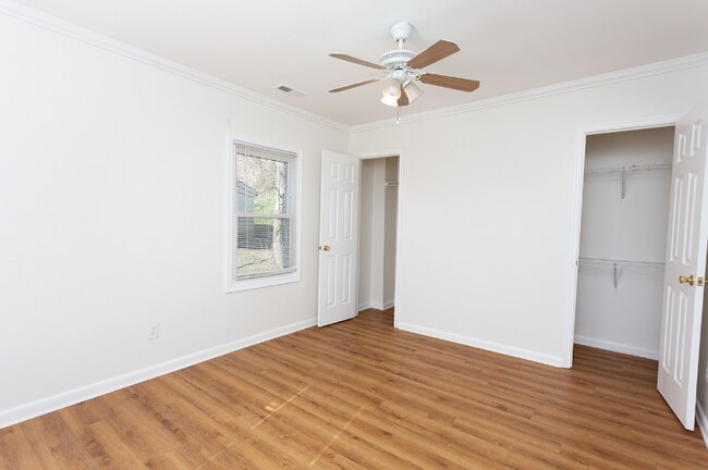 Building Photo - 711 Barton Ave