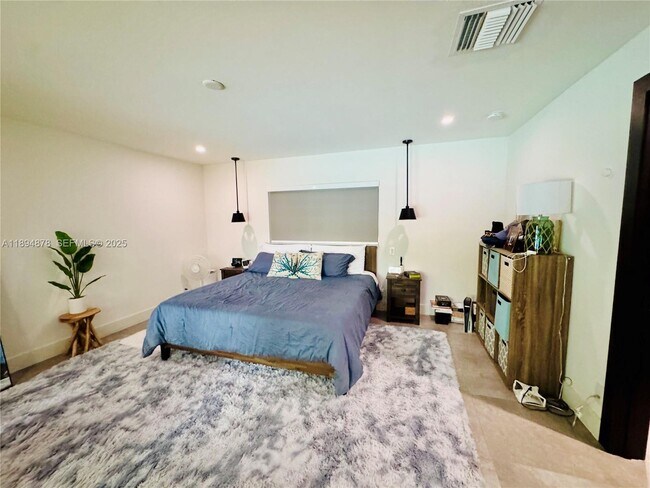 Building Photo - 2305 Magnolia Dr