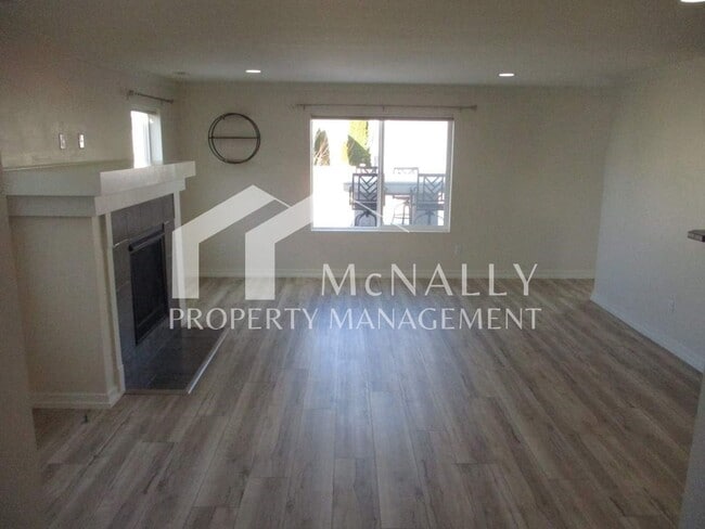 Building Photo - Spacious 3 Bedroom 3 Bath Home with Modern Amenities