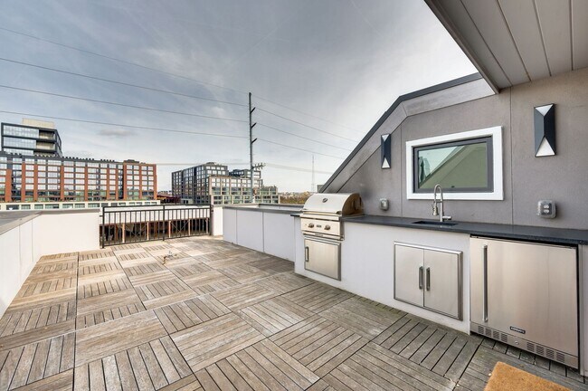 Building Photo - Stunning 3BE/3.5BA brownstone in the heart of historic Germantown!