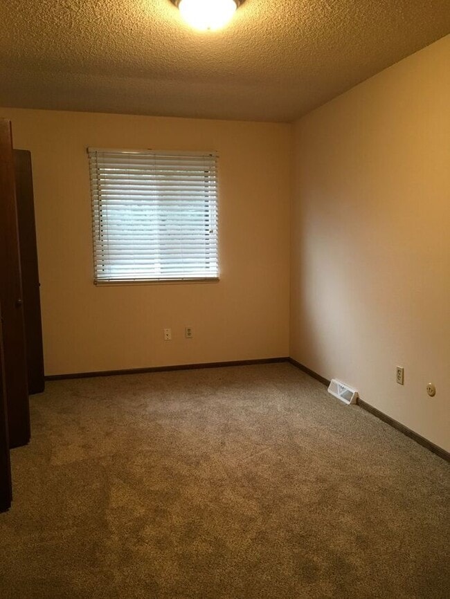 Building Photo - 3 Bedroom, 2 Bathroom Townhome in Lakemont Subdivision of Greeley