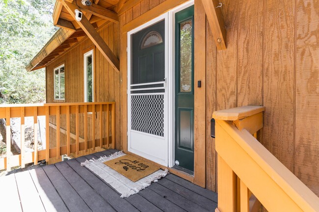 Building Photo - Stunning Lodge Near Beautiful Lake Gregory