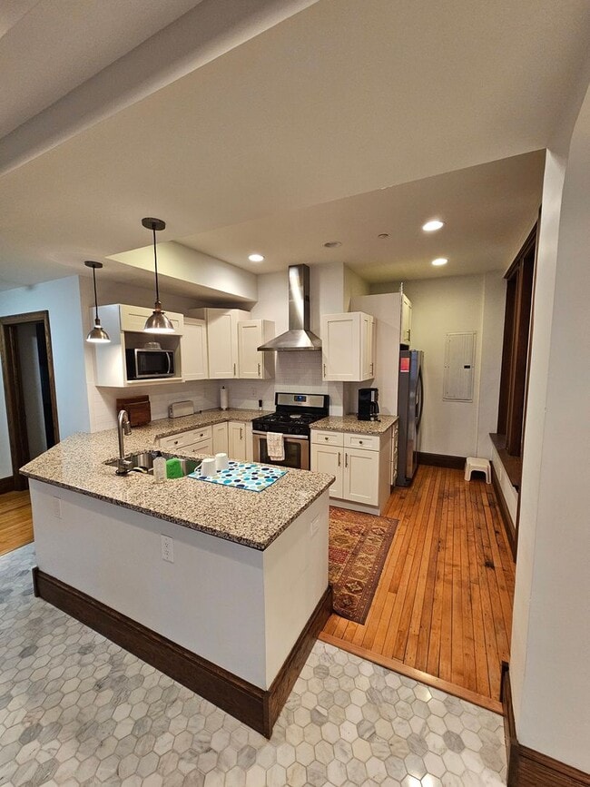 Building Photo - Fully Furnished Public Square Apartment!!!