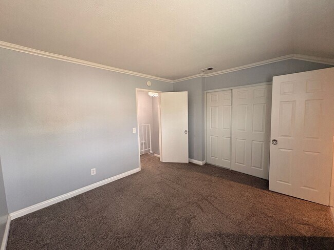 Building Photo - 3 Bed, 2.5 Bath in Ontario!