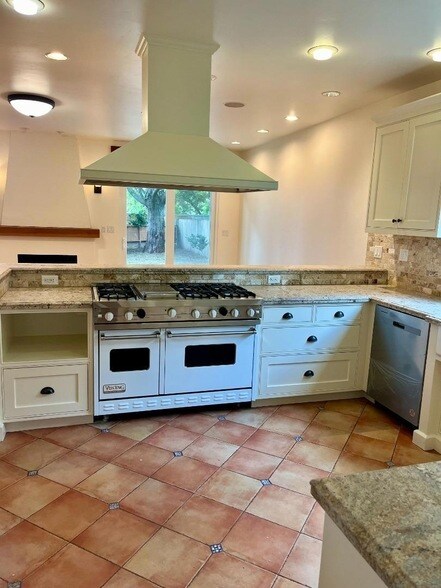 Building Photo - 445 Purisima Way