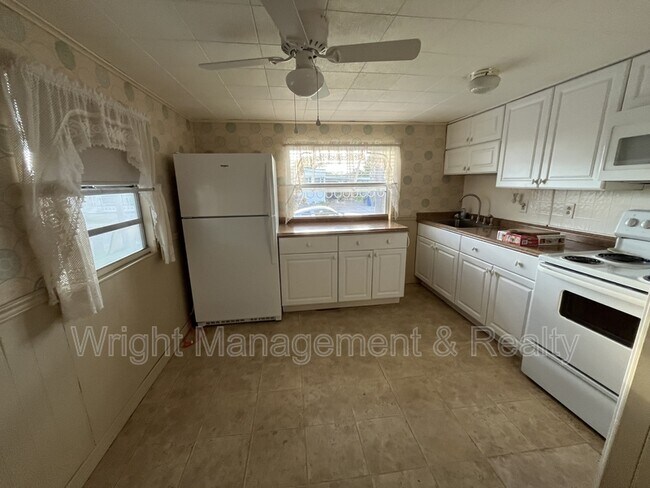 Building Photo - 2050 Lullaby Dr